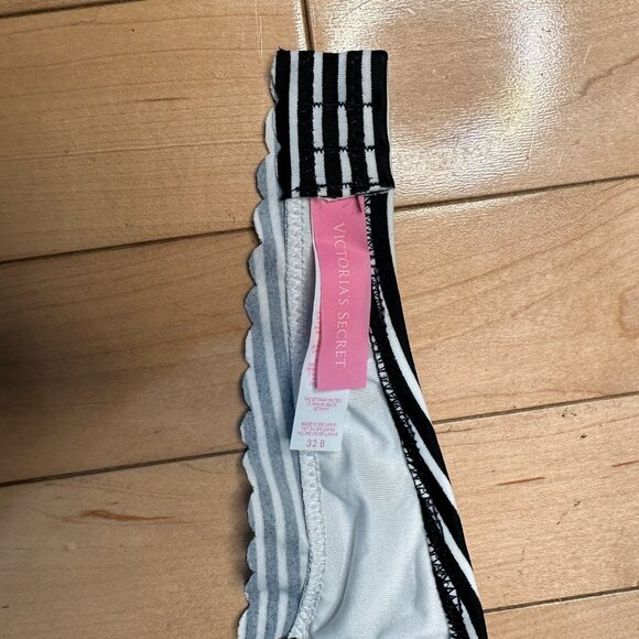 VICTORIA'S SECRET Striped Bandeau Scalloped Swim Top - size 32B - Picture 7 of 8